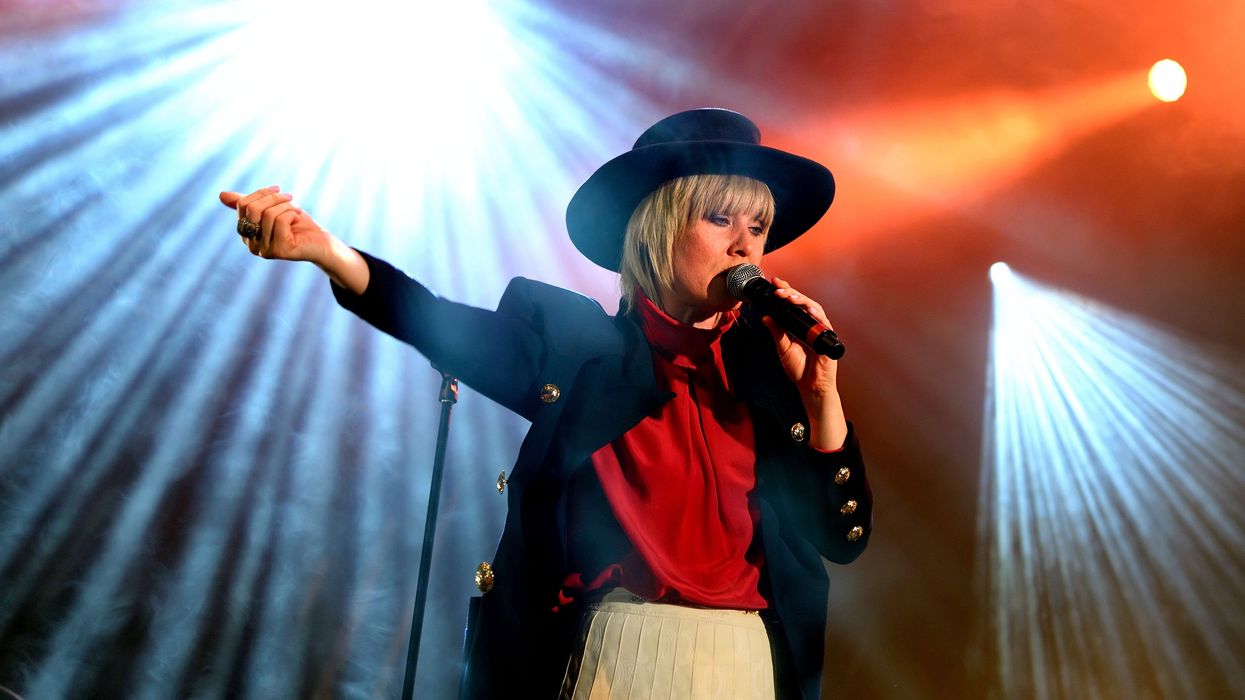 Róisín Murphy holding a microphone on stage.