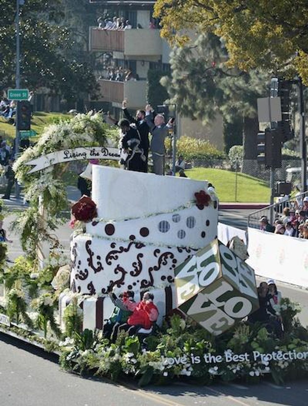 Rosebowl-wedding-cakefloatx400