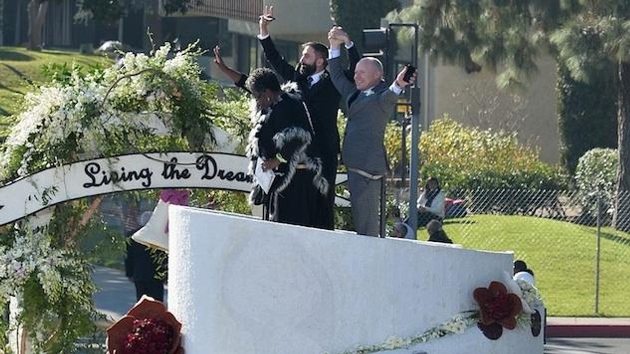 Rosebowl-wedding-cakefloatx633-cr