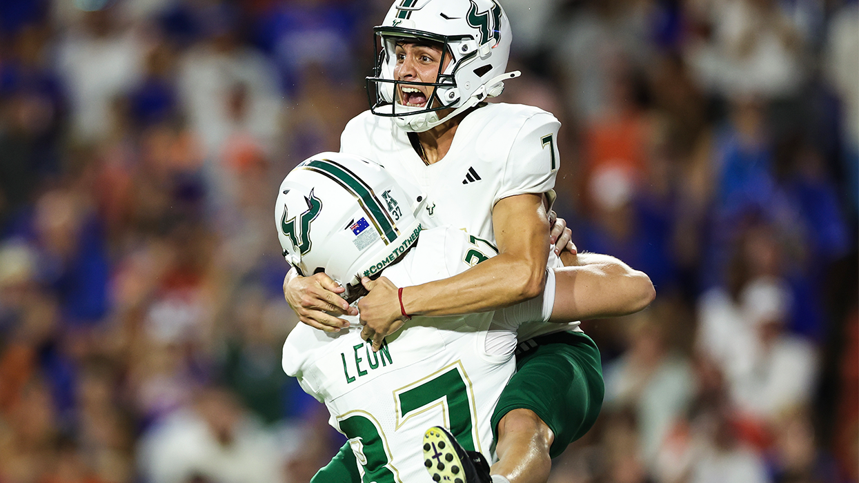 See why this steamy moment between two college footballers has the gays online going feral