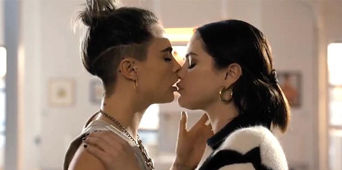 1200px x 598px - Cara Delevingne Says Kissing Selena Gomez in 'Only Murders' Was 'Fun'