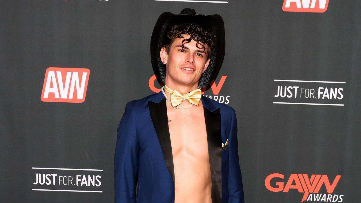 Seth Peterson in a cowboy hat and bowtie on an AVN event red carpet.