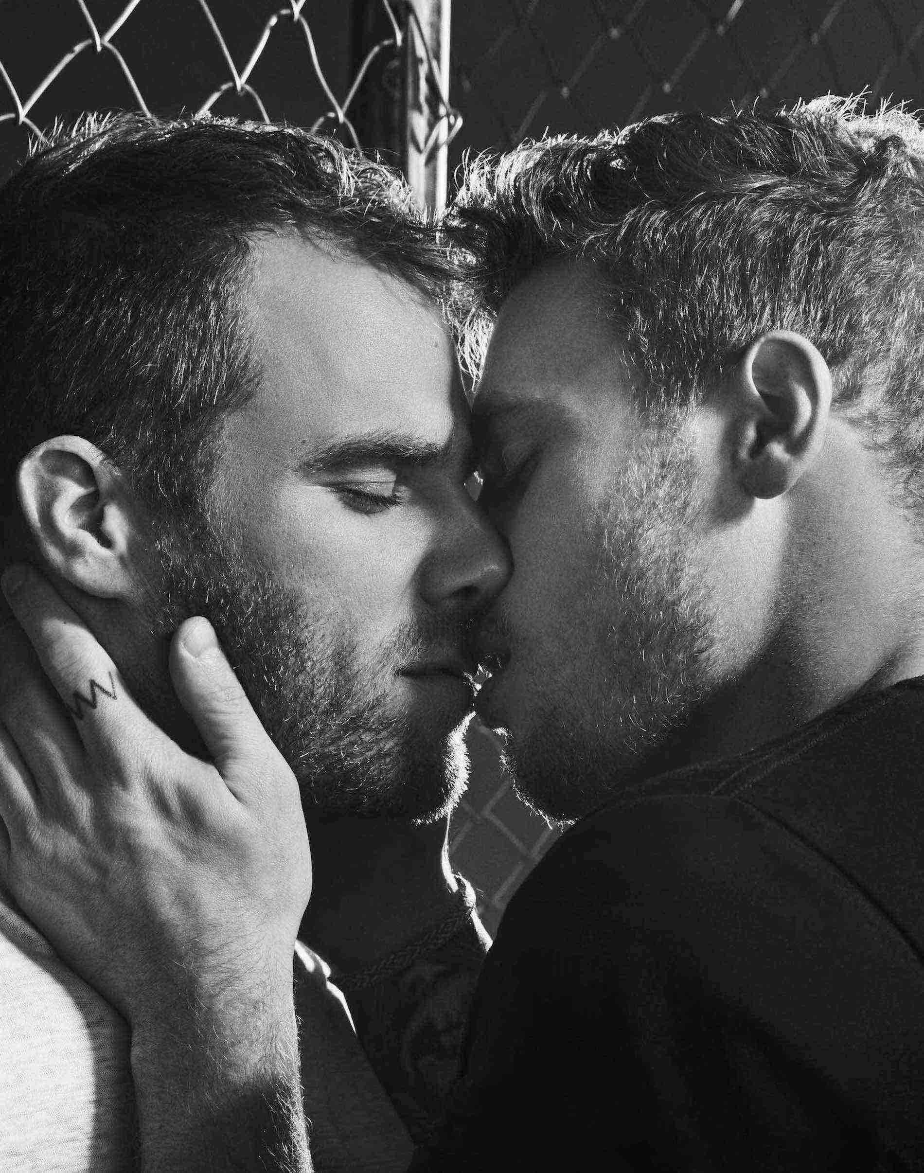 Два гея дома. Gus Kenworthy and Matt wilkas. Мужская любовь. Мужчины целуются. Однополая мужская любовь.
