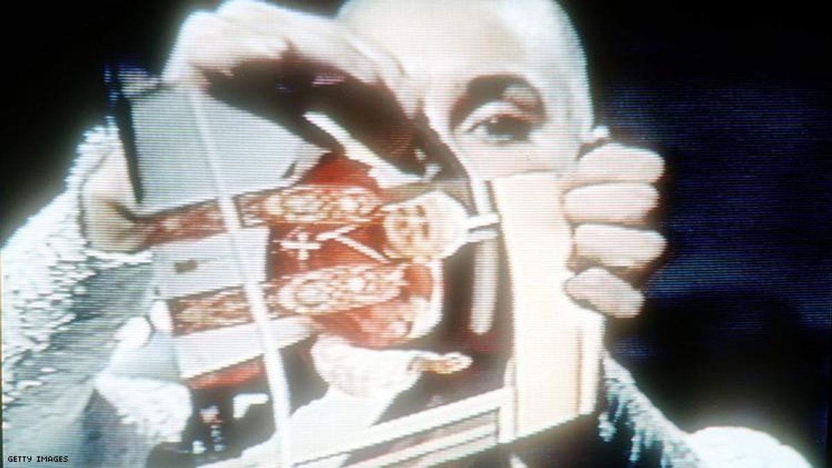 Sinead O'Connor Rips Up Photo Of Pope John Paul II