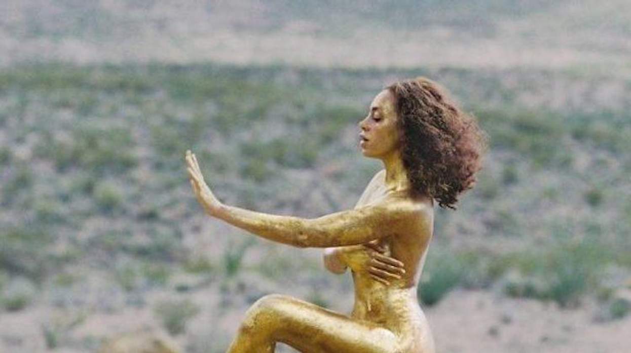 solange-knowles-seat-table