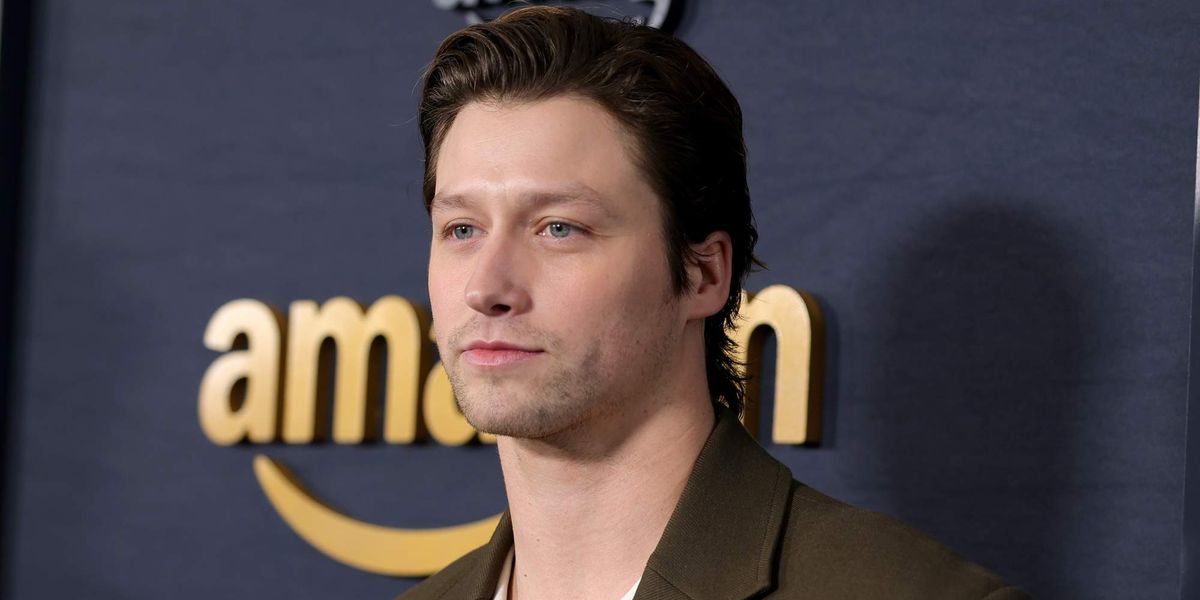 'Off Campus' star Stephen Kalyn slowly strips down in sexy viral video