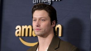 'Off Campus' star Stephen Kalyn slowly strips down in sexy viral video