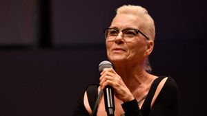 Susan Powter says she's a 'huge lesbian,' gives her biggest bit of dating advice