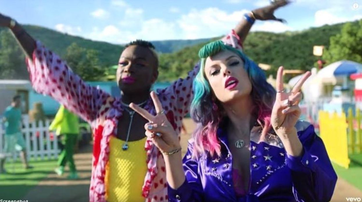 Taylor Swift's Fans Think She's Coming Out as Bisexual