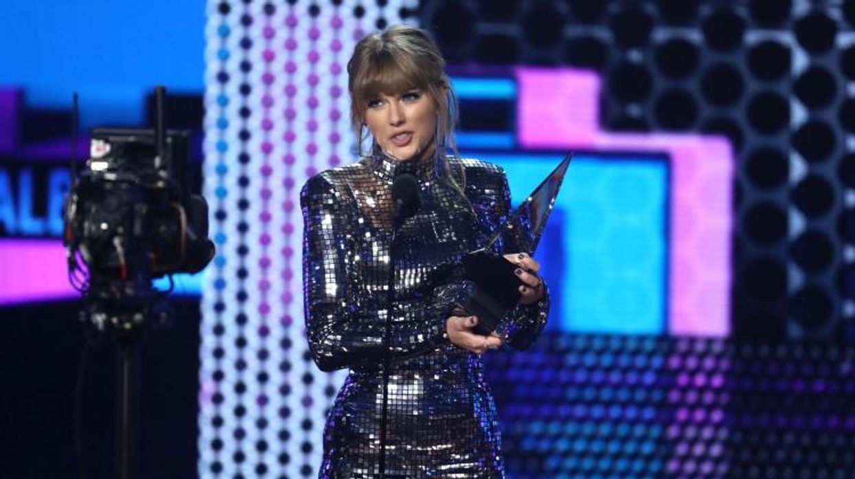 Taylor Swift Urges Fans to Vote During AMAs Acceptance Speech
