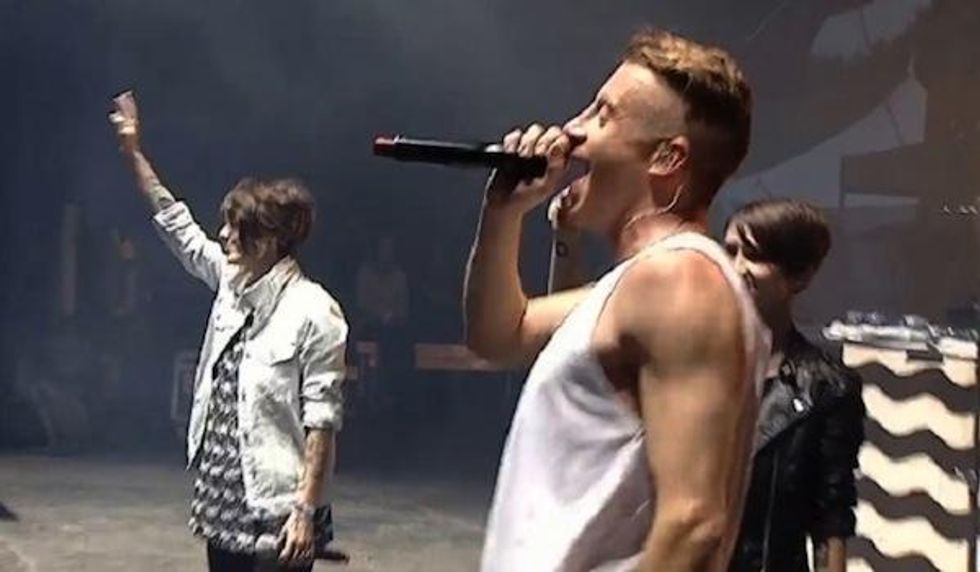 Tegan & Sara Perform 'Same Love' With the Duo