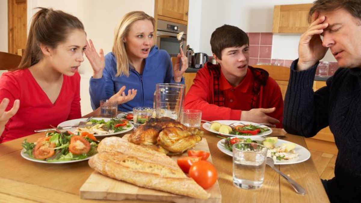 thanksgiving-arguing-family-political-views
