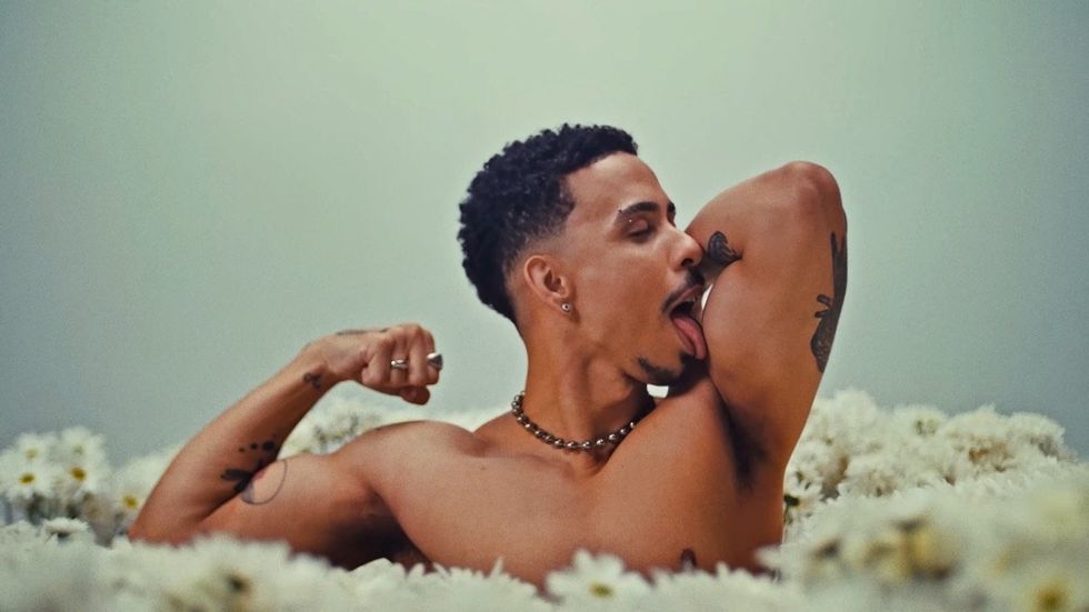 Thiago Pantale\u00e3o in the 'M\u00e9nage' visualizer