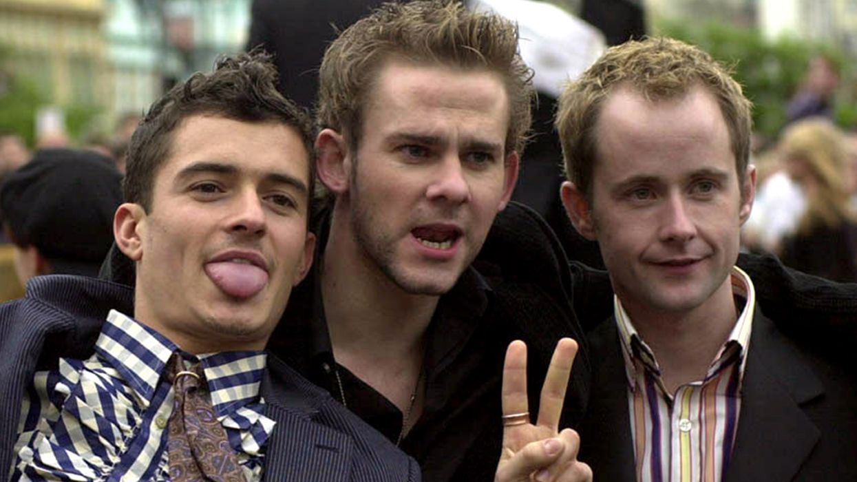 This sexy throwback pic of ‘LotR’ stars half-naked & cuddling in bed has the gays crashing out