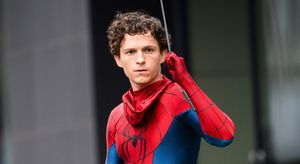 Tom Holland strips down & flexes his muscles in new ‘Spider-Man’ trailer