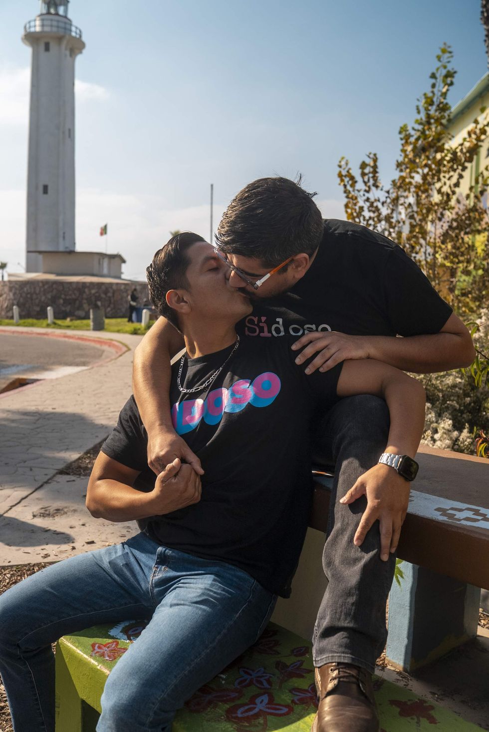 Two men kiss at the Besoton Sidoso Internacional