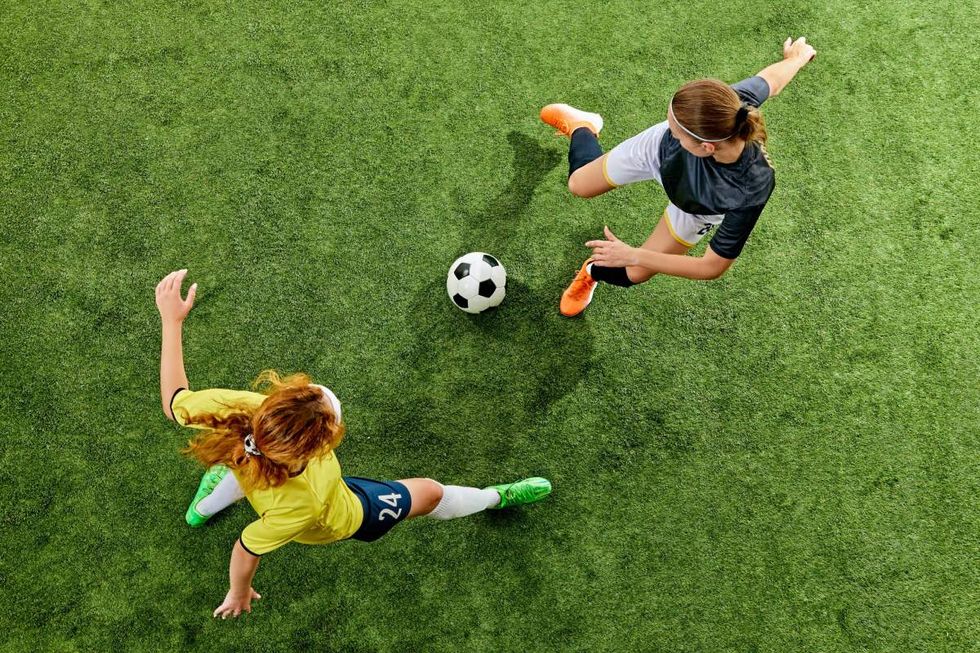 Dos jugadores en el campo de fútbol.