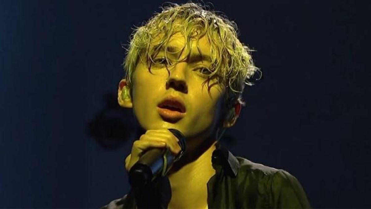 Watch Troye Sivan Perform 'My My My' & 'The Good Side' On 'Saturday Night Live'