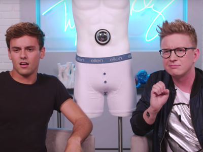 Sammenligning Forvirre røveri Tom Daley Identifies Famous Abs With Tyler Oakley