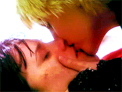 xena gabrielle kiss gif