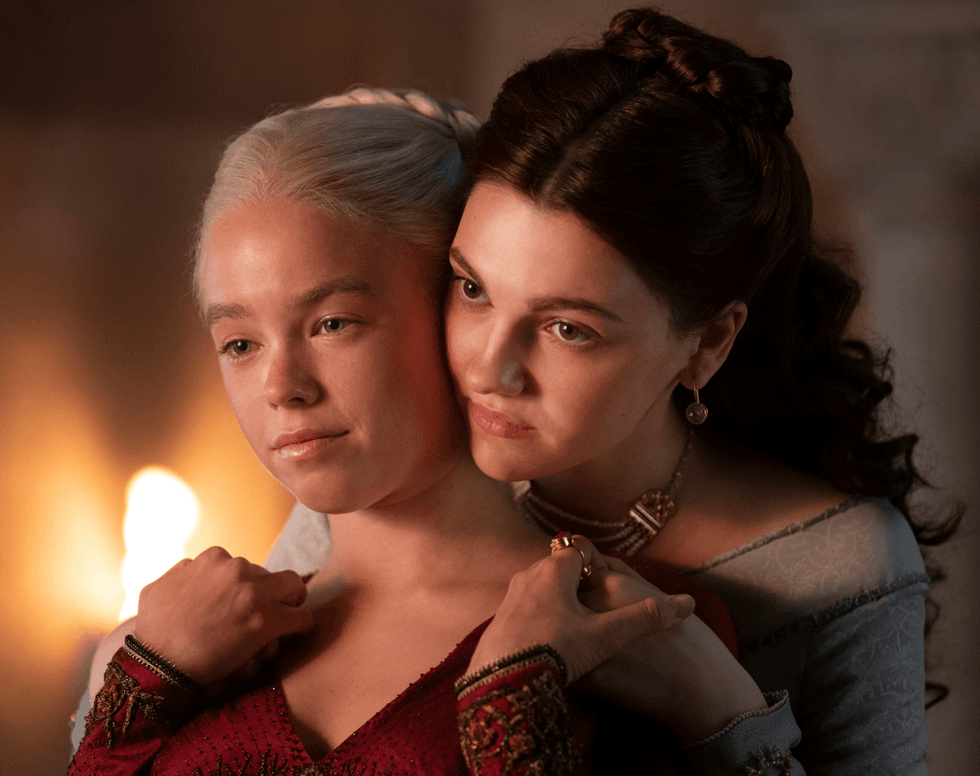 Young Alicent Hightower has her hands around young Rhaenyra Targaryen