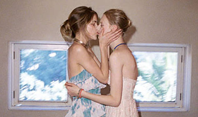 One Million Moms Aren&#039;t Happy About Urban Outfitters&#039; Lesbian Kiss