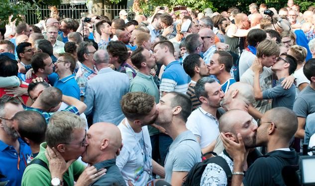 PHOTOS: Gay Kiss-In Outside Russian Consulate In Antwerp
