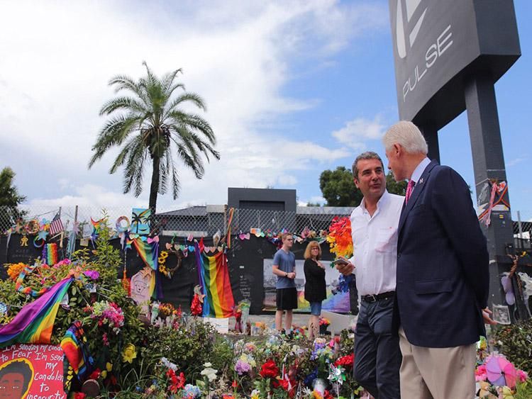 Bill Clinton Visits Pulse Memorial, Pays His Respects to Orlando Victims