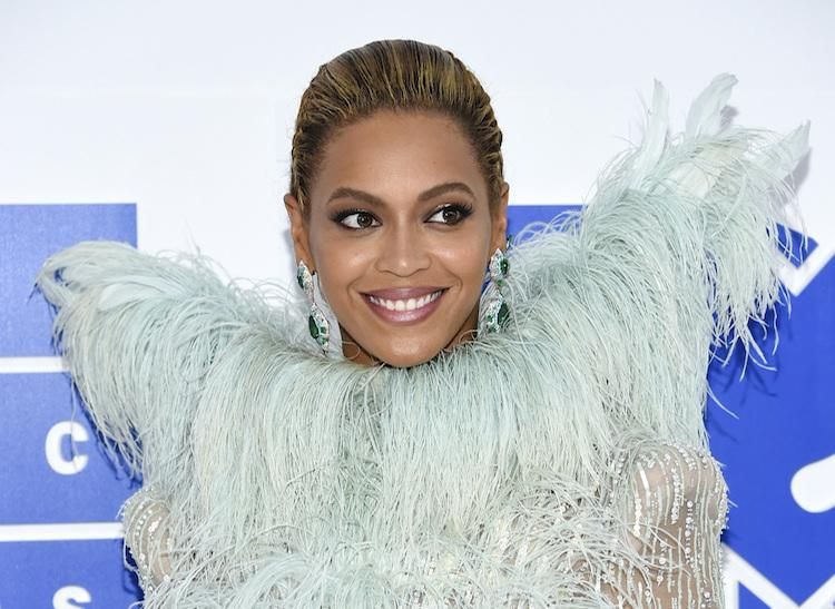 Watch Beyoncé Run the World at the CMAs