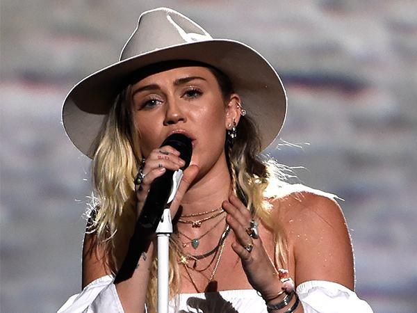 Miley Cyrus Chokes Up During 'Malibu' at the Billboard Awards