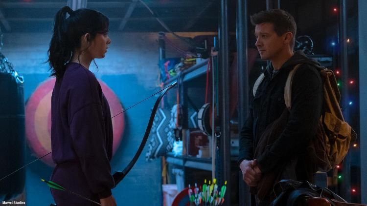 marvel-hawkeye-series-first-still-kate-bishop-hailee-steinfeld-jeremy-renner.jpg