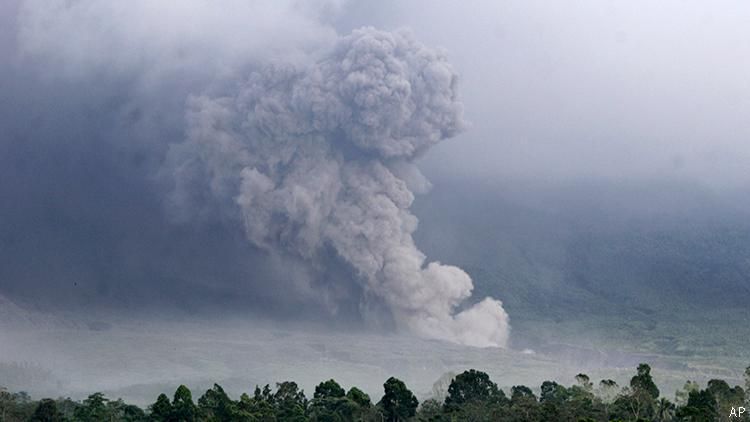 Thousands Flee Volcano Eruption in Indonesia